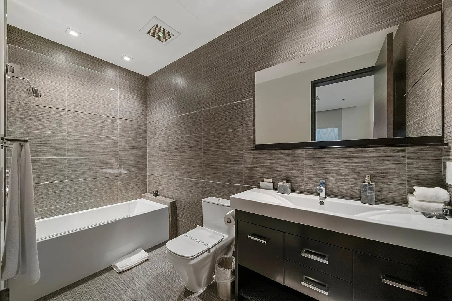 Rexford Compound - Image 25