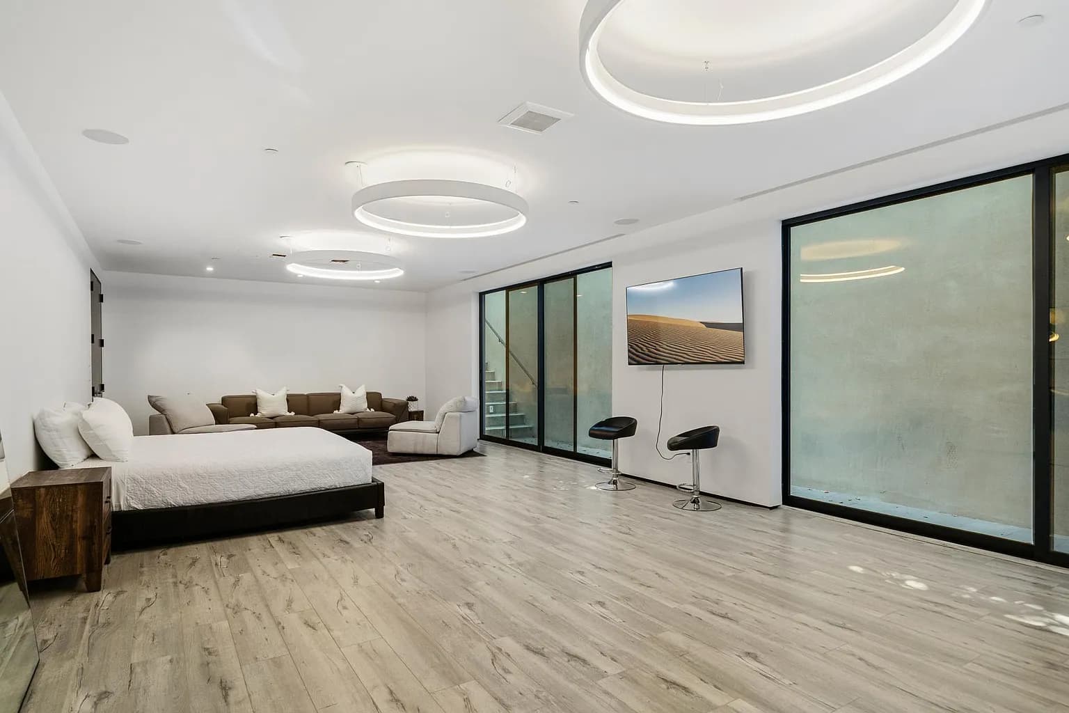 Rexford Compound - Image 20